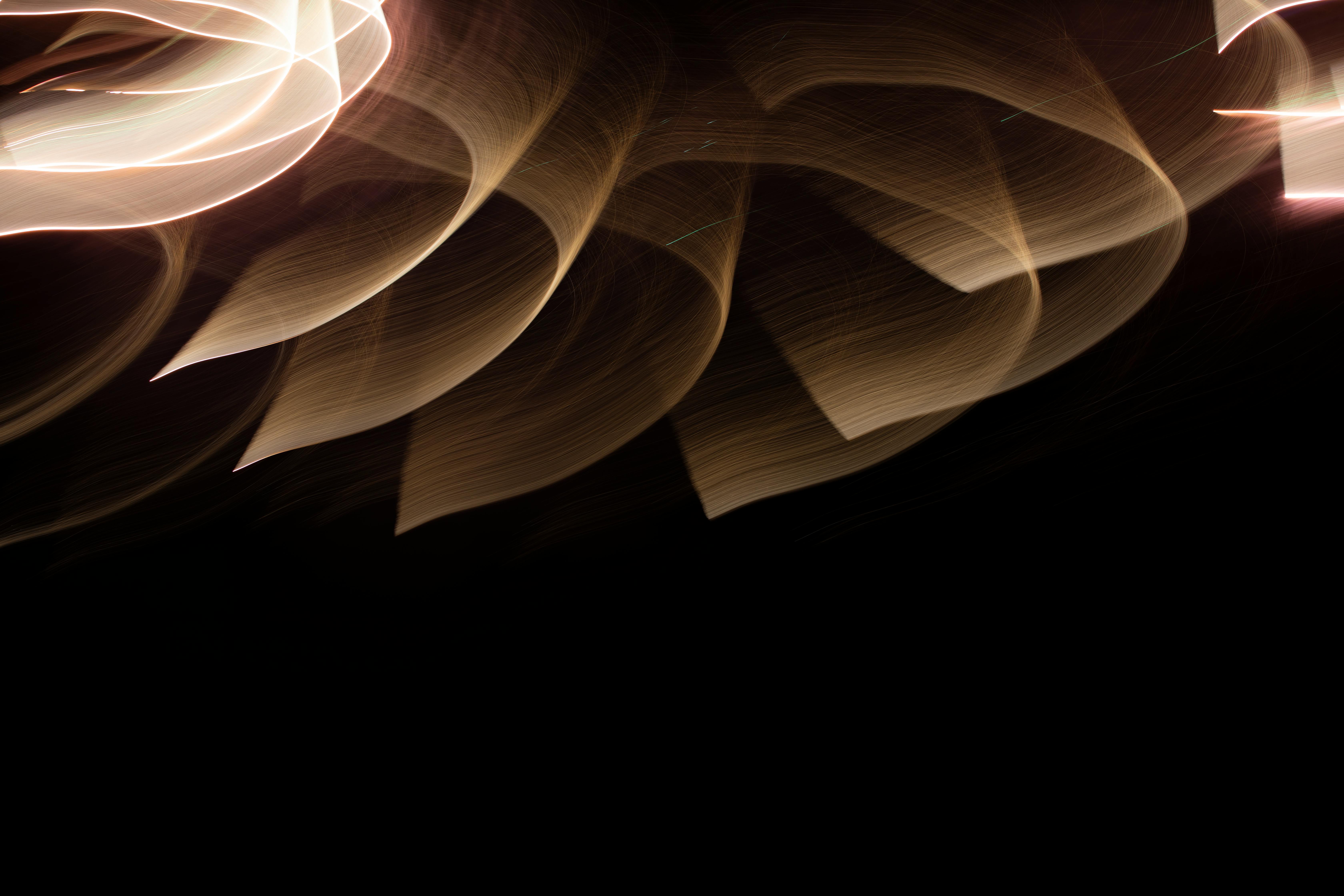 Gratis Fotografía abstracta de larga exposición que captura estelas de luz dinámicas sobre un fondo oscuro. Foto de stock