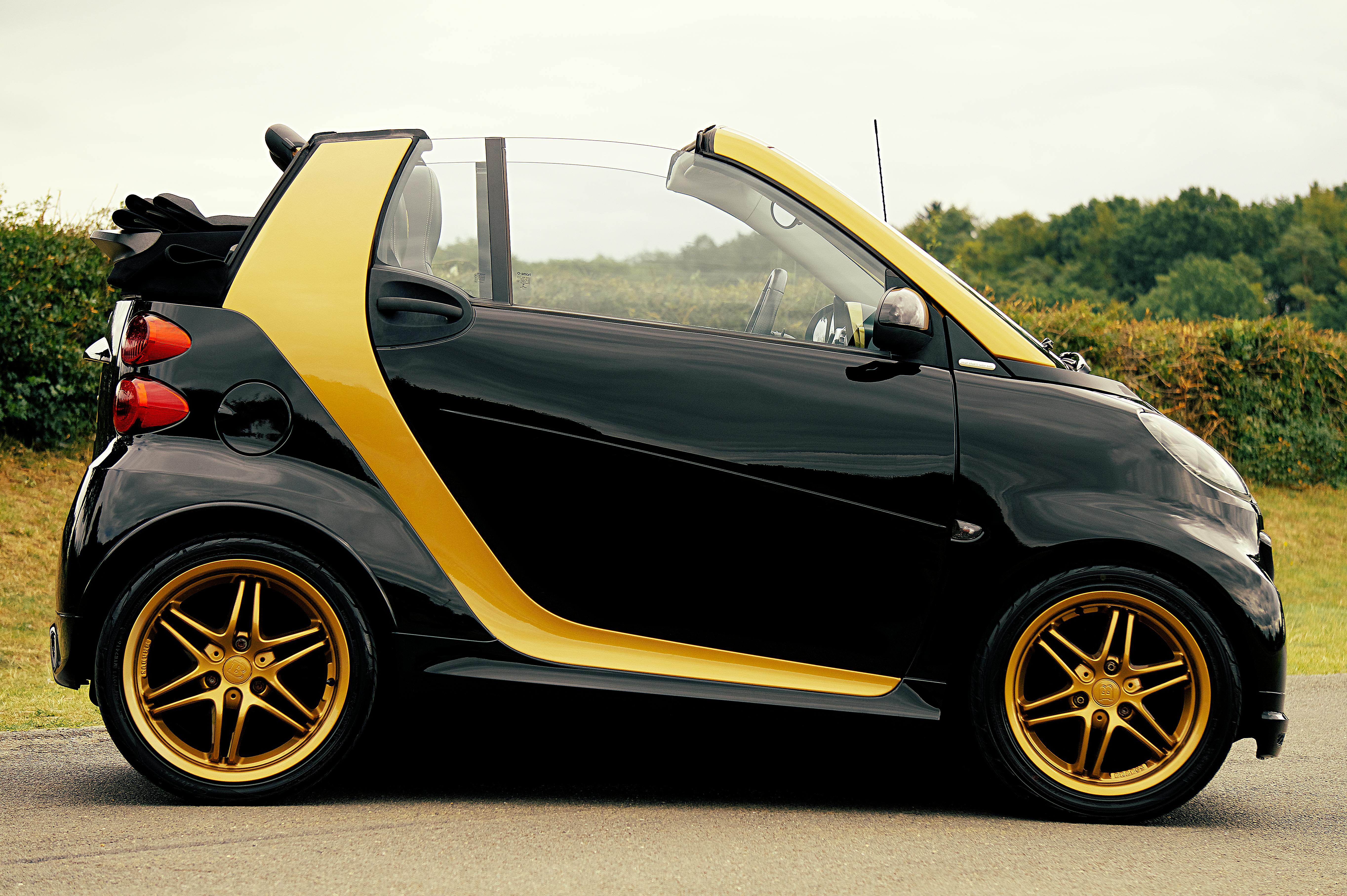 Black and Yellow Smart Car on Focus Photography · Free Stock Photo