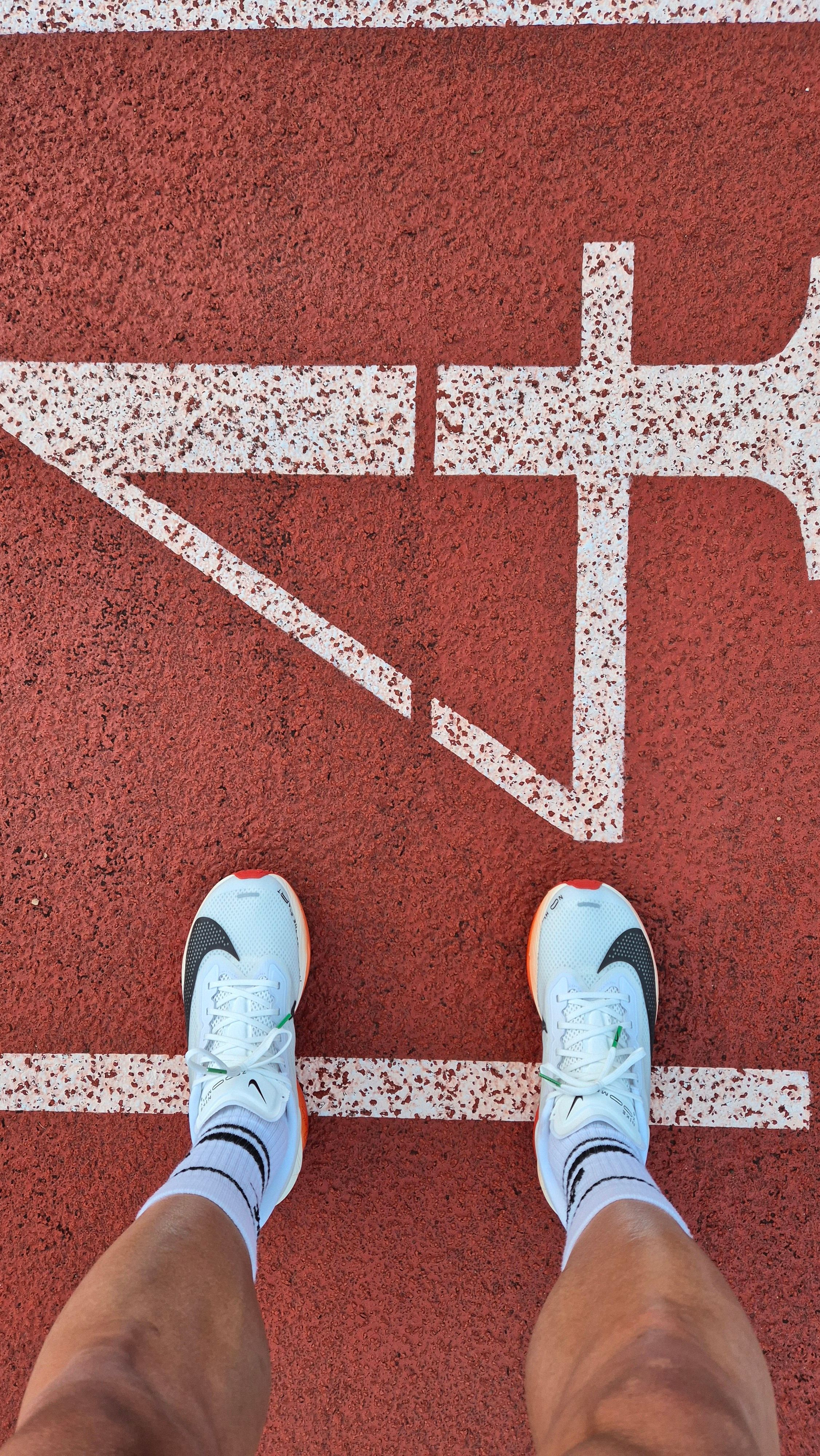 Starting-blocks d'un coureur prêt à s'élancer sur la piste