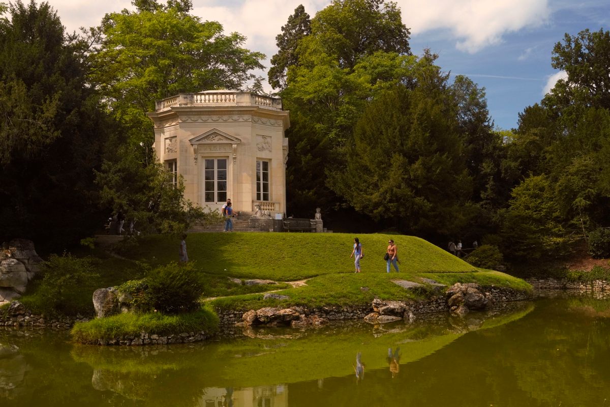 Pavilion pitoresc langa un iaz, cu vizitatori