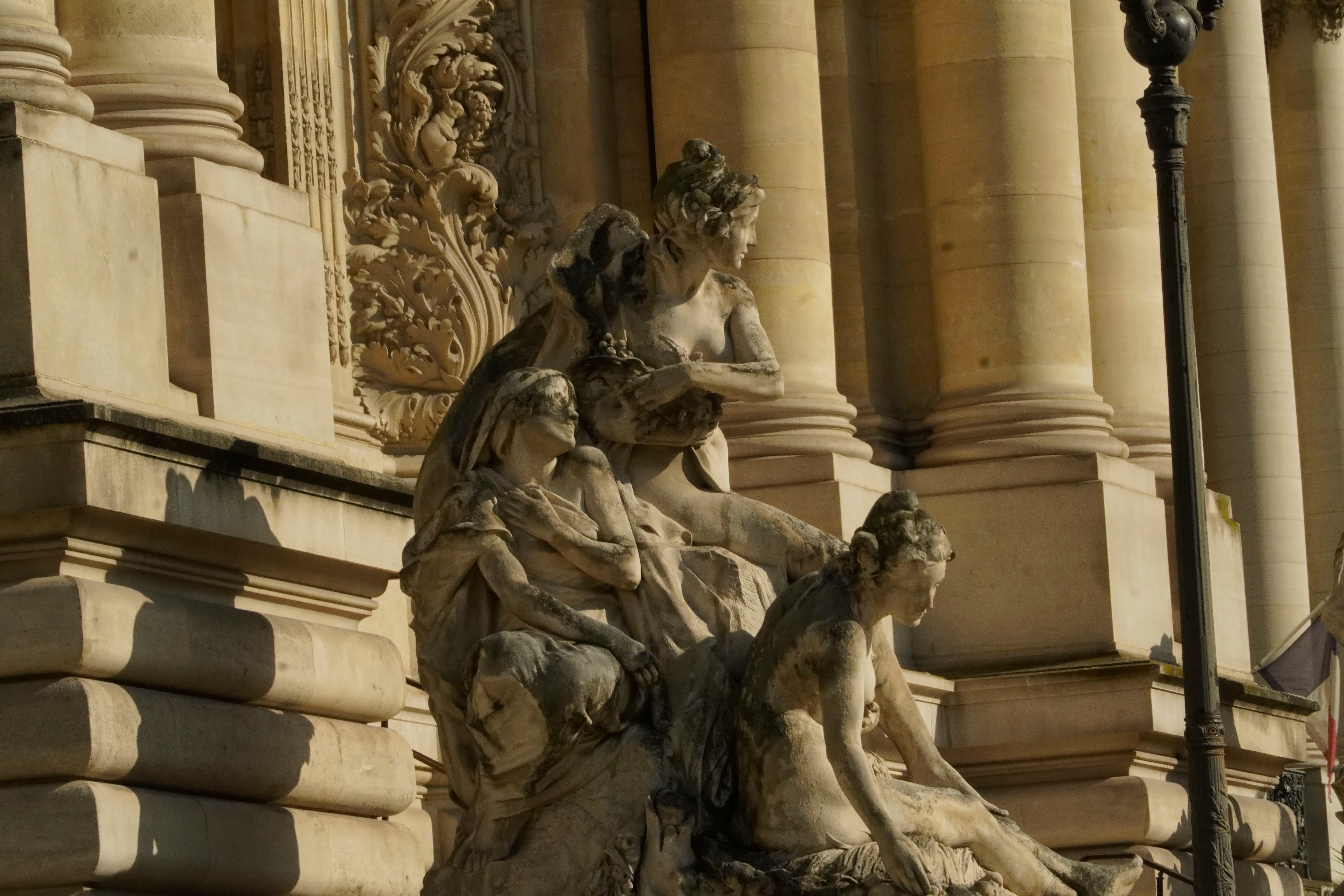 Détail sculptural d'un théâtre du XIXe siècle