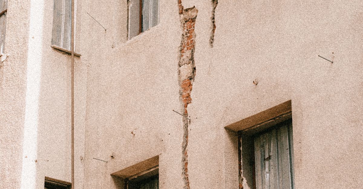 Cracked Building Façade in Historic İstanbul · Free Stock Photo