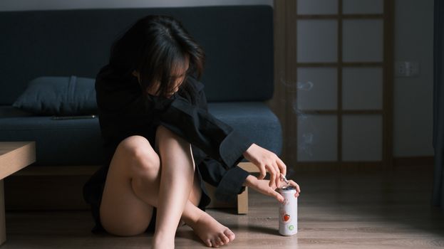 特写净水器面板上显示更换滤芯的指示灯或智能提示