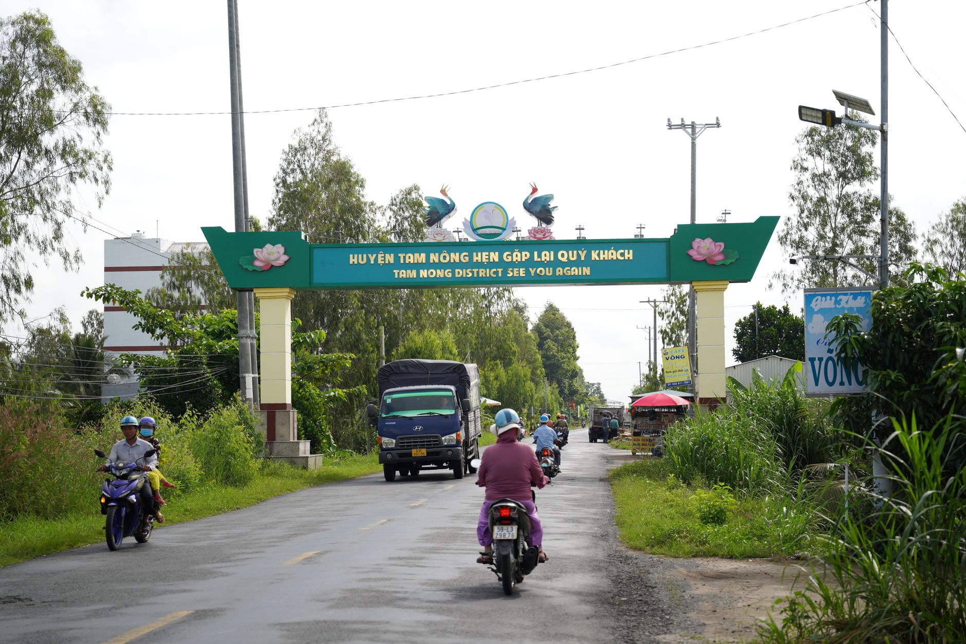 អ្នកគាំទ្រមើលកាលវិភាគបាល់ទាត់ឆ្នាំ២០២៦លើទូរស័ព្ទ នៅក្នុងបន្ទប់មានពន្លឺស្រទន់ និងបរិយាកាសផ្តោតអារម្មណ៍