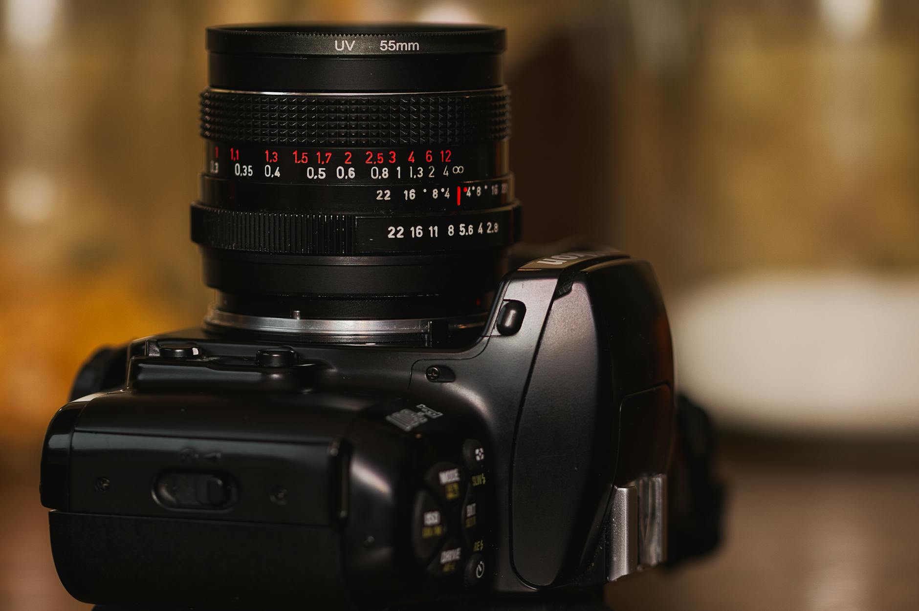 https://www.pexels.com/photo/close-up-of-professional-dslr-camera-with-lens-29377784/