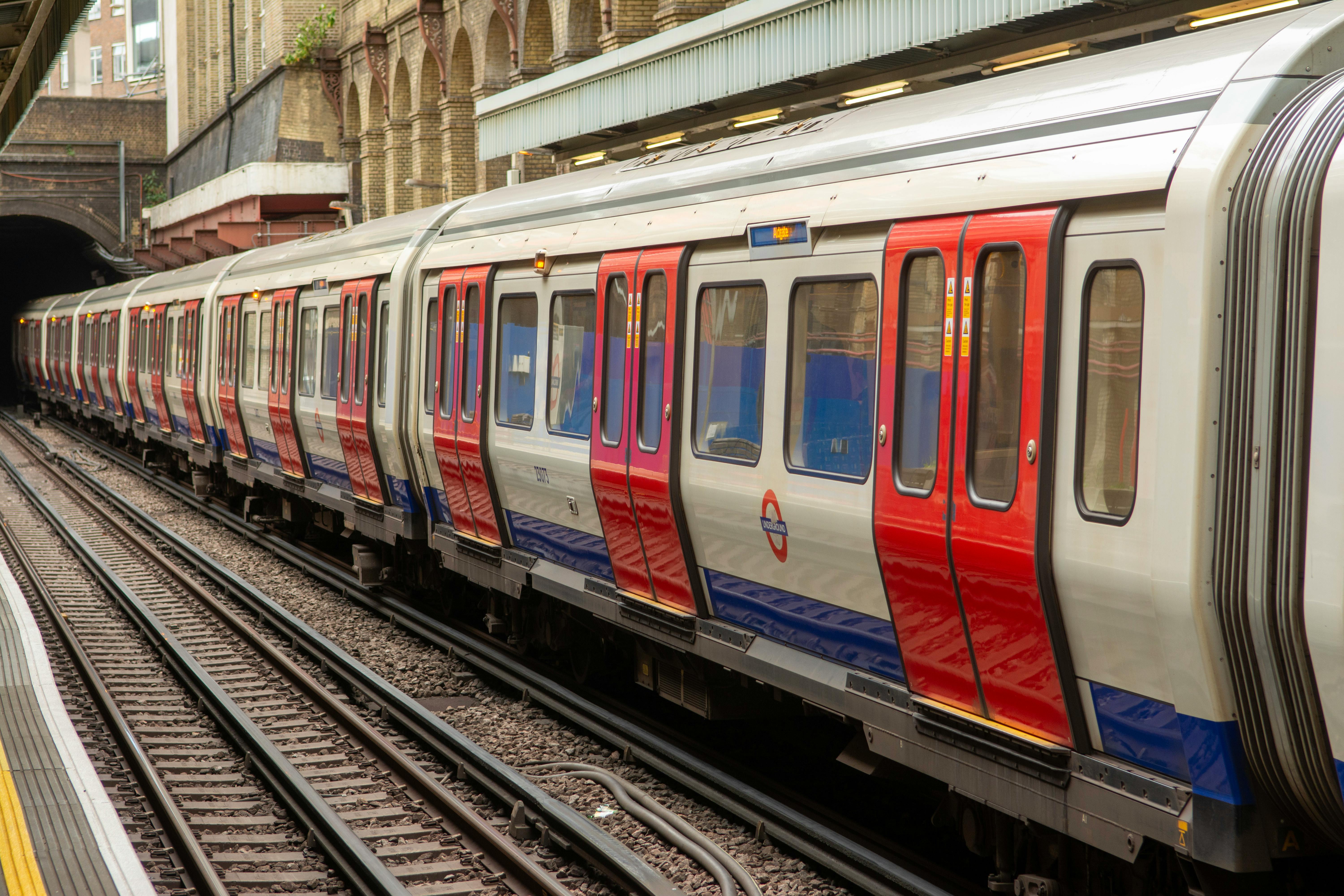 CTA Red Line train at an Uptown station - uptown chicago rentals