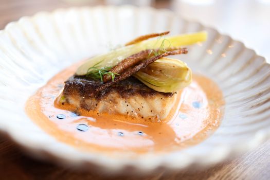Brochettes de crevettes et de légumes épicées