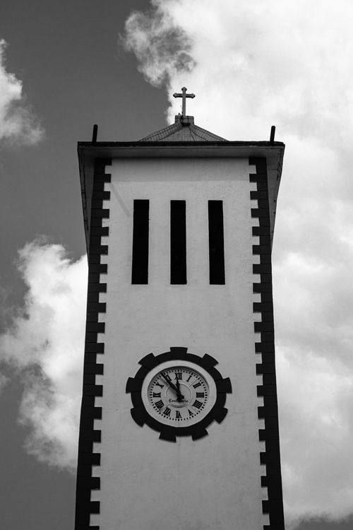 Free Black and white photo of Metlaltoyuca's iconic clock tower against a cloudy sky. Stock Photo