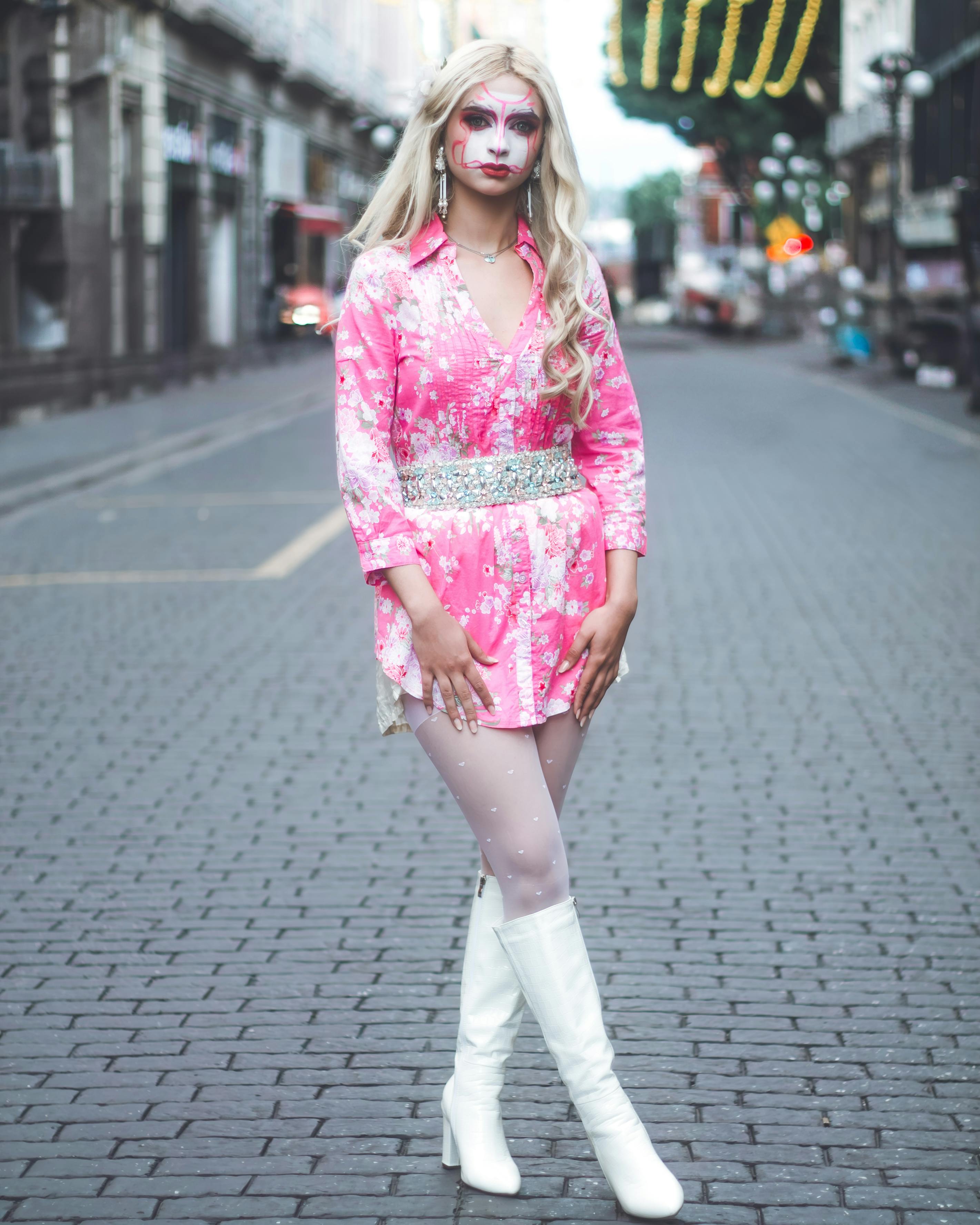 Colorful drag performer poses confidently on a bustling street in Puebla, Mexico.
