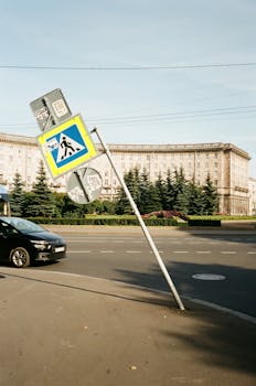 城市街角交通拥堵，建筑物旁设有路标