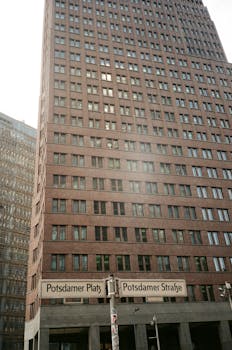 在德国柏林波茨坦广场，晴天时看高层建筑的正面