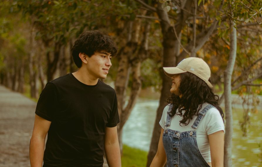 Online dating: starting a conversation on a niche platform