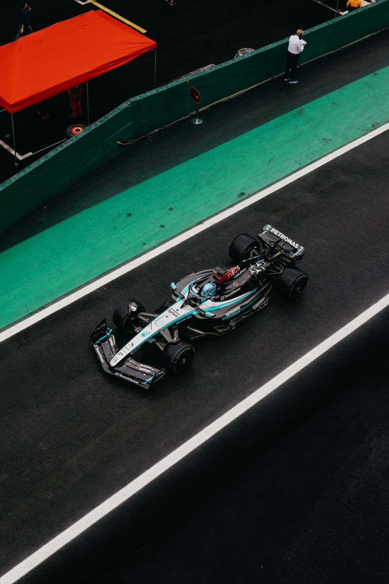 High-Speed Formula 1 Race Car on Track · Free Stock Photo