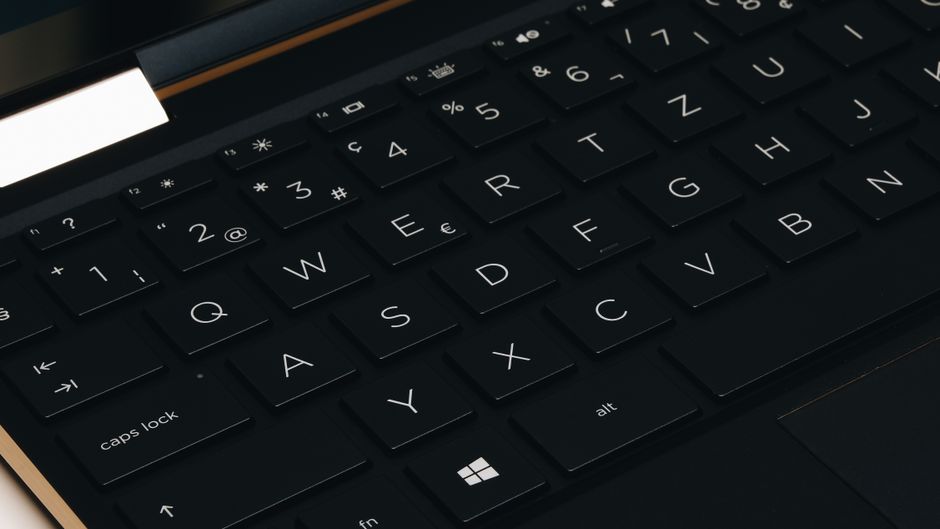 Fotomural Imagen de primer plano de alta calidad de un elegante teclado de computadora portátil con teclas negras y símbolos blancos.