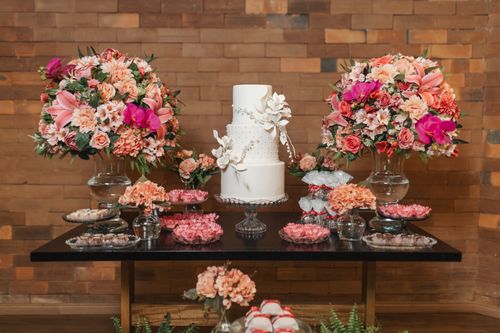 Free A beautiful wedding cake with floral decor on a table setting indoors. Stock Photo
