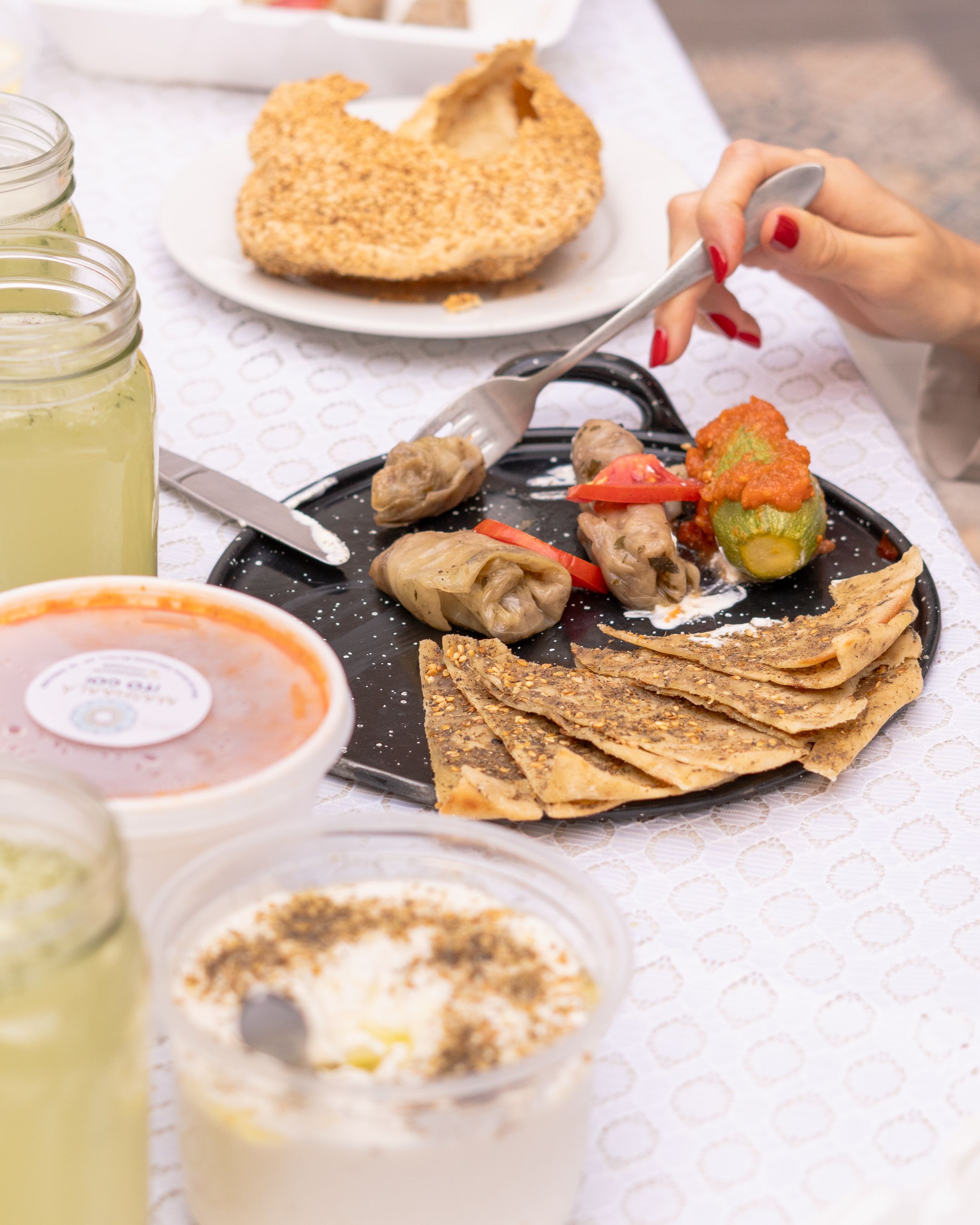 Plate of Middle Eastern dishes with fresh lime juice in Santiago de Querétaro.