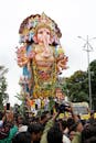 在印度海得拉巴，五颜六色的象头神查图尔蒂游行与巨大的象头神雕像在热闹的人群中举行
