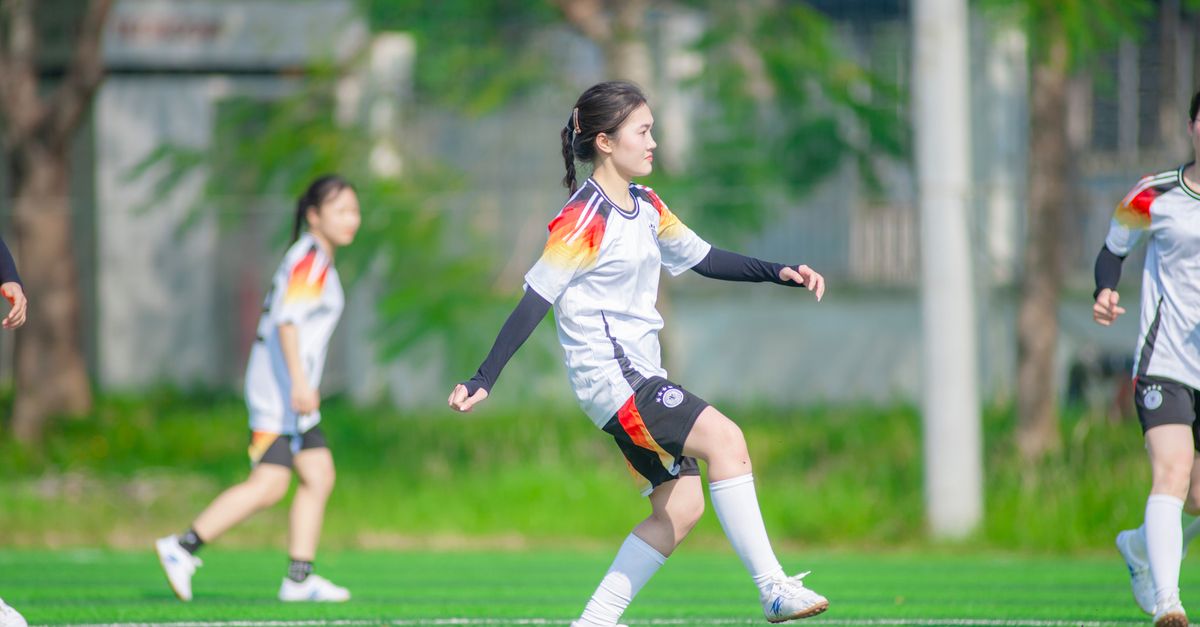 董路直面争议:和孙继海理念不合但绝非对立面。青训之路本可互补|奇异果体育(封面配图)