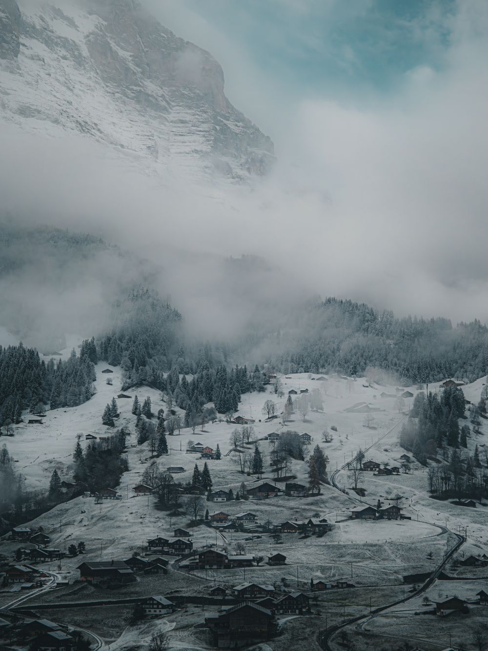 Peisaj de iarnă în Grindelwald, cu cabane și munți