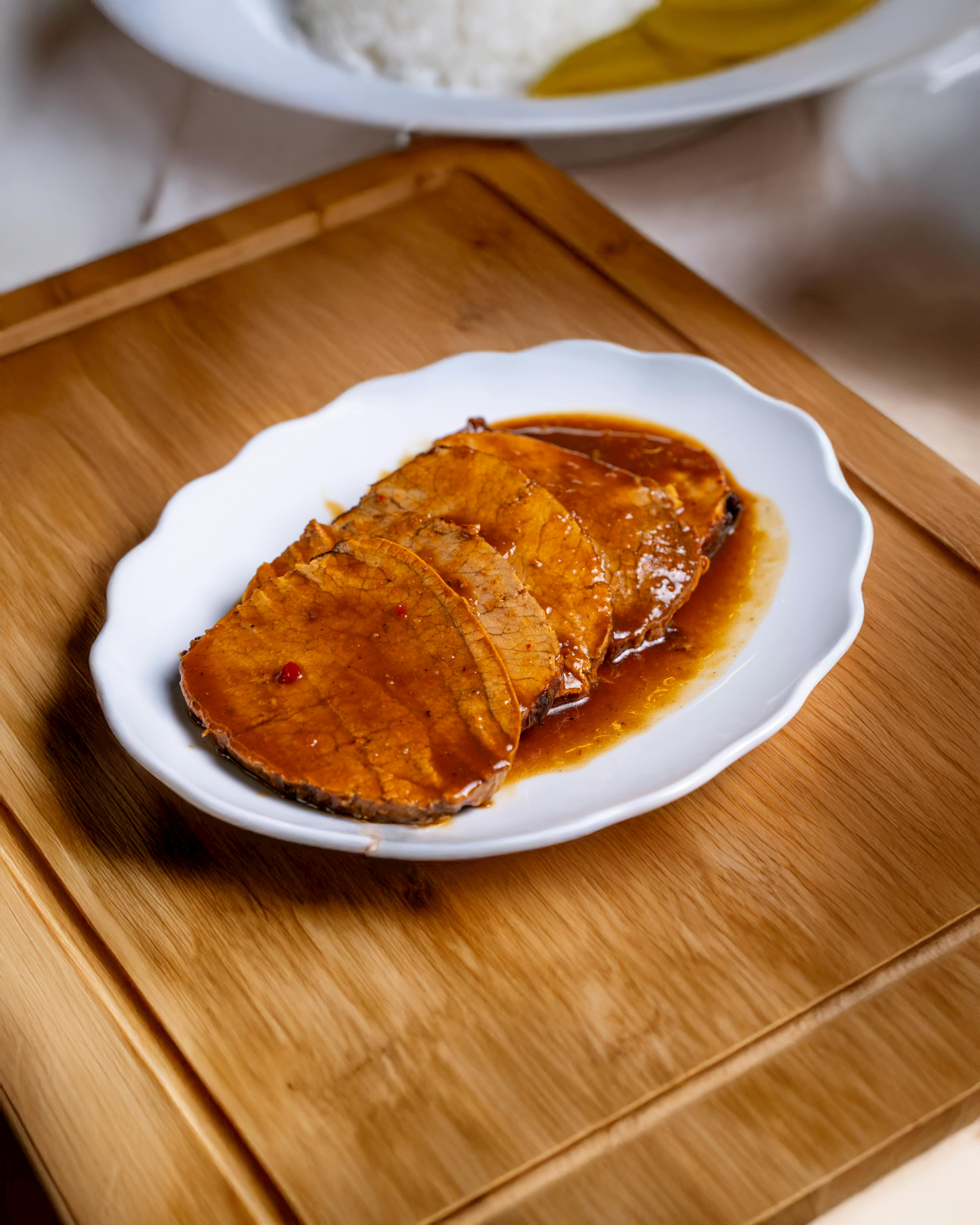 Koyu kahverengi soslu, dilimlenmiş ve yumuşak Sauerbraten