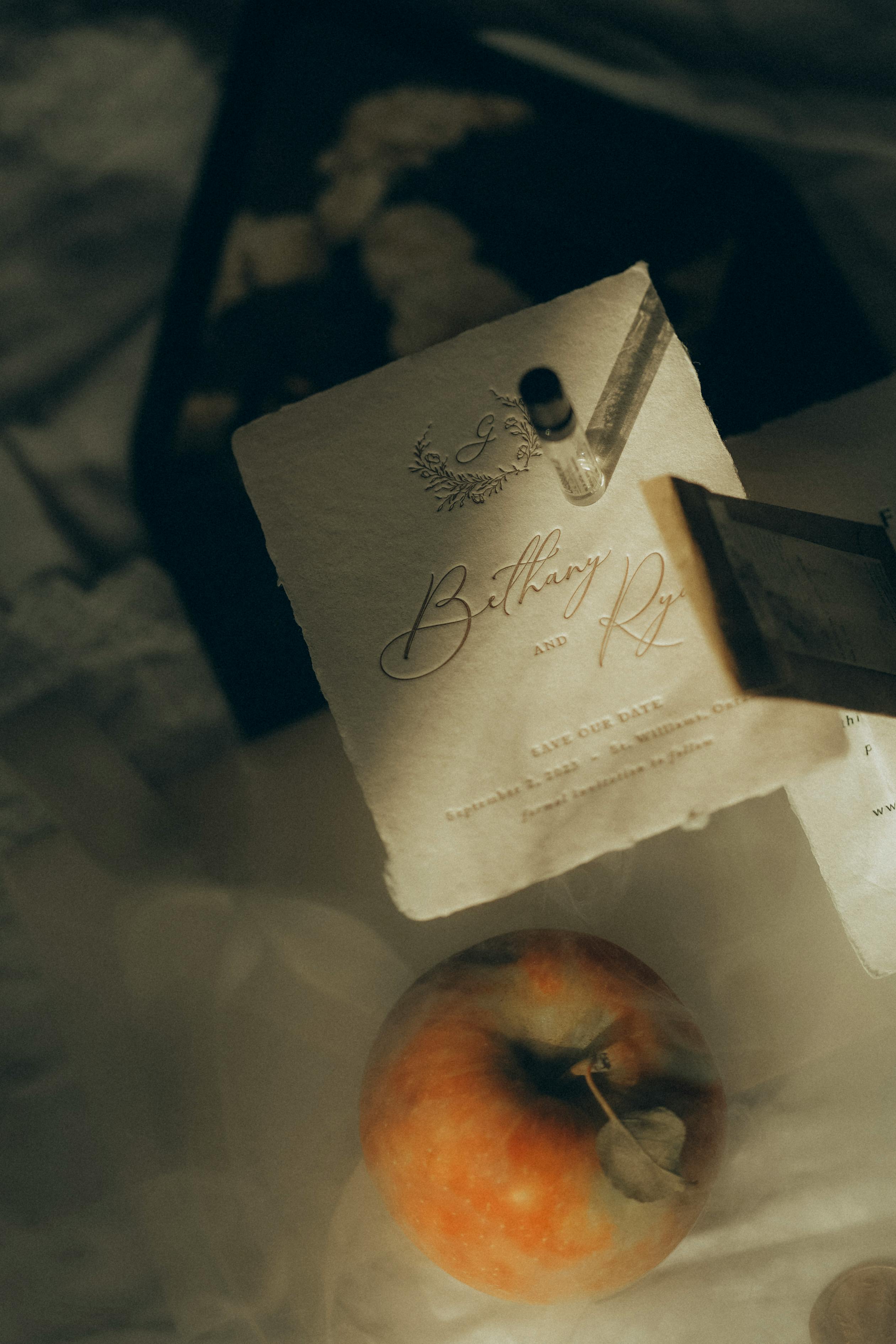 De franc Invitació de casament espiritual i poma en composició plana d'enfocament suau Foto d'estoc