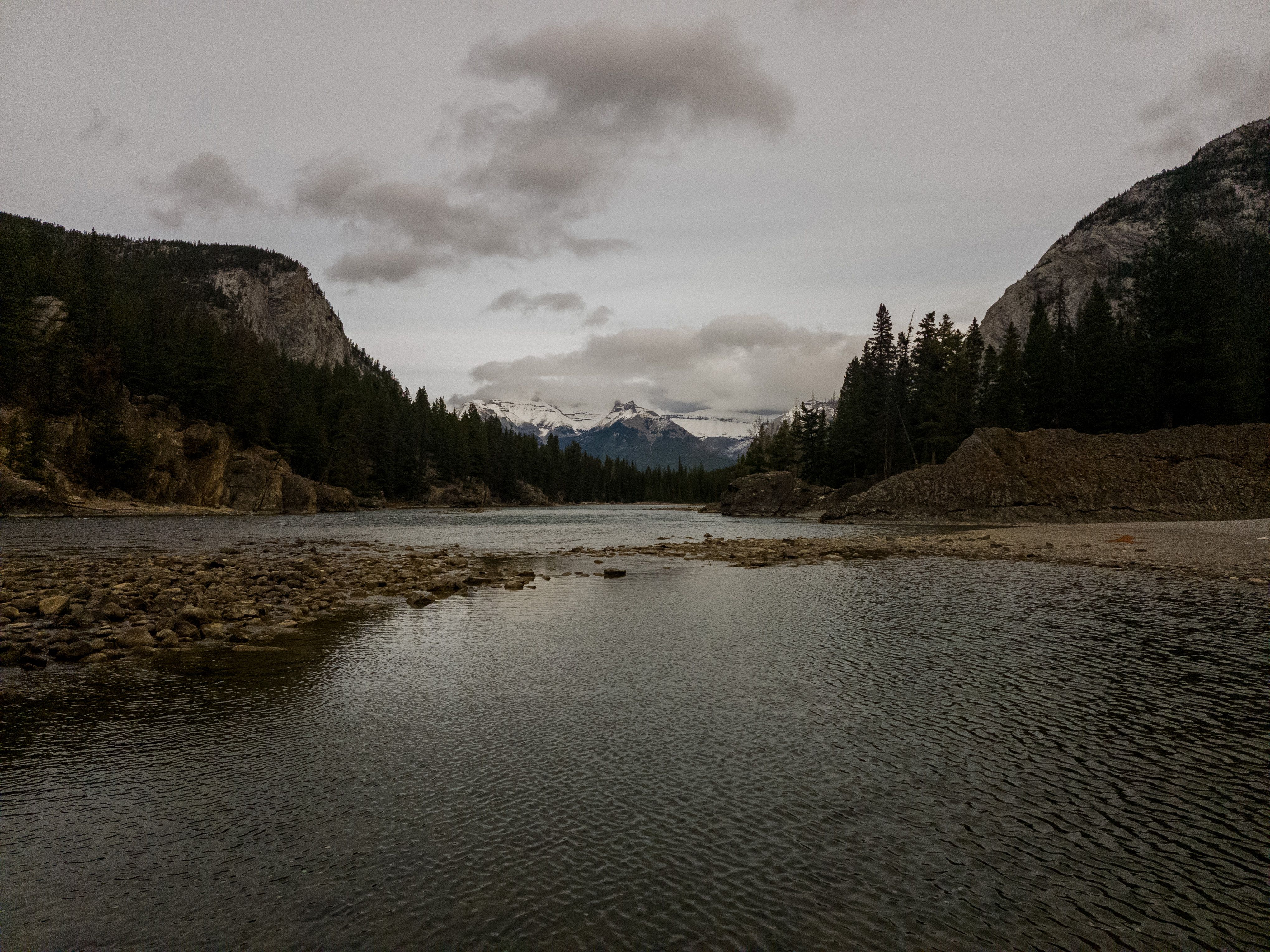 Vista Panorámica Del Río Bow En El Parque Nacional Banff · Foto de ...
