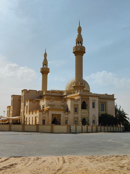 Free Stunning mosque with intricate designs and tall minarets against a blue sky. Stock Photo