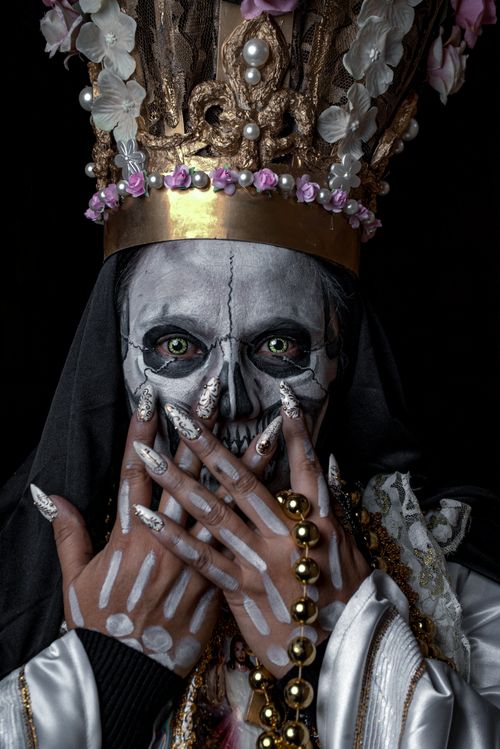 Free Close-up of a person with skull makeup wearing a floral crown, showcasing creative face art. Stock Photo