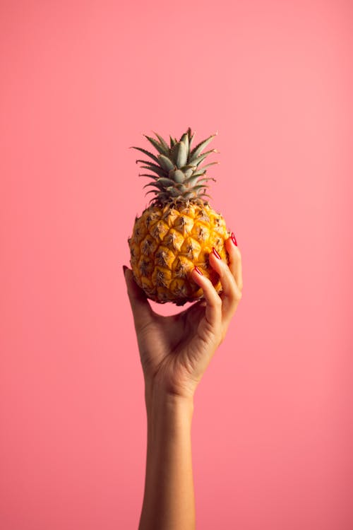 gratis Persoon Met Ananas Fruit Stockfoto