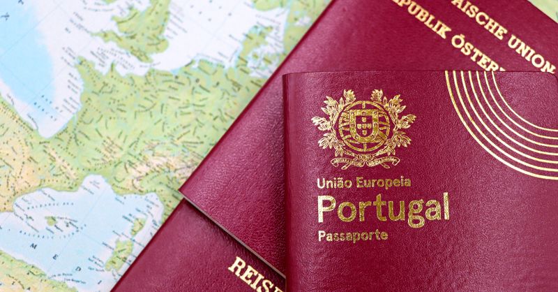 Guide complet eSIM et documents de voyage : rester joignable à l’étranger sans prise de tête