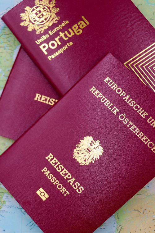 Europske putovnice na karti — simbolizira prekogranično nasljeðivanje i EU mobilnost