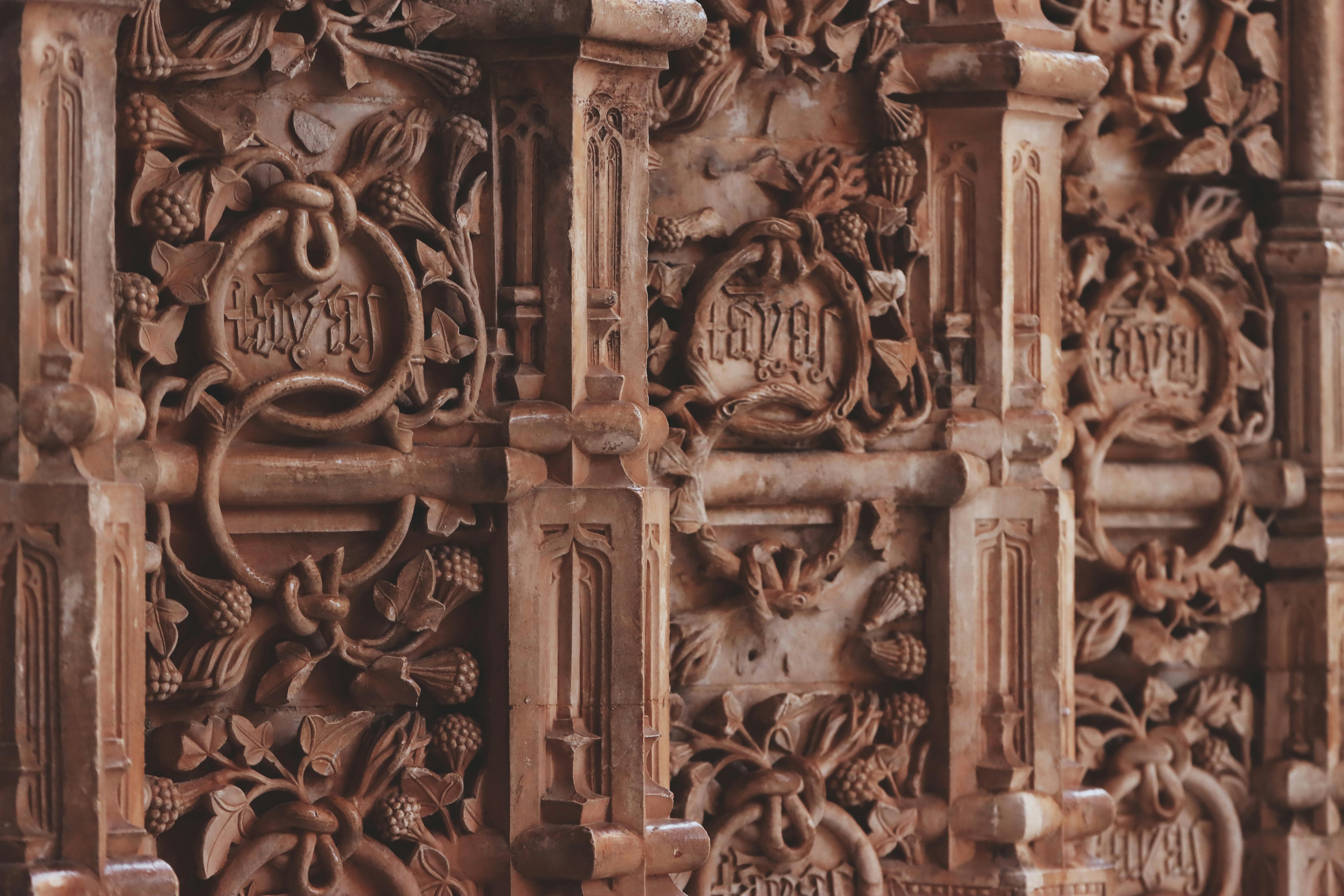 De franc Talles detallades al monestir de Batalha, que capturen l'arquitectura gòtica de Portugal. Foto d'estoc