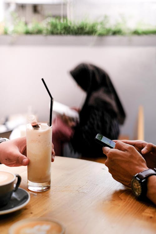 Foto Di Persona Che Utilizza Il Telefono Cellulare