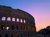 罗马斗兽场的日落令人惊叹，鲜艳的色彩更凸显了这座古代建筑的壮丽