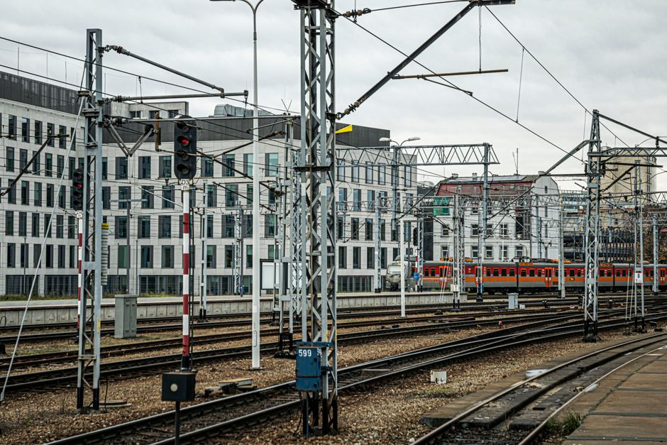 A modern train at a Lietuvos Geležinkeliai station in Lithuania, ready for intercity travel between cities like Vilnius and Kaunas.