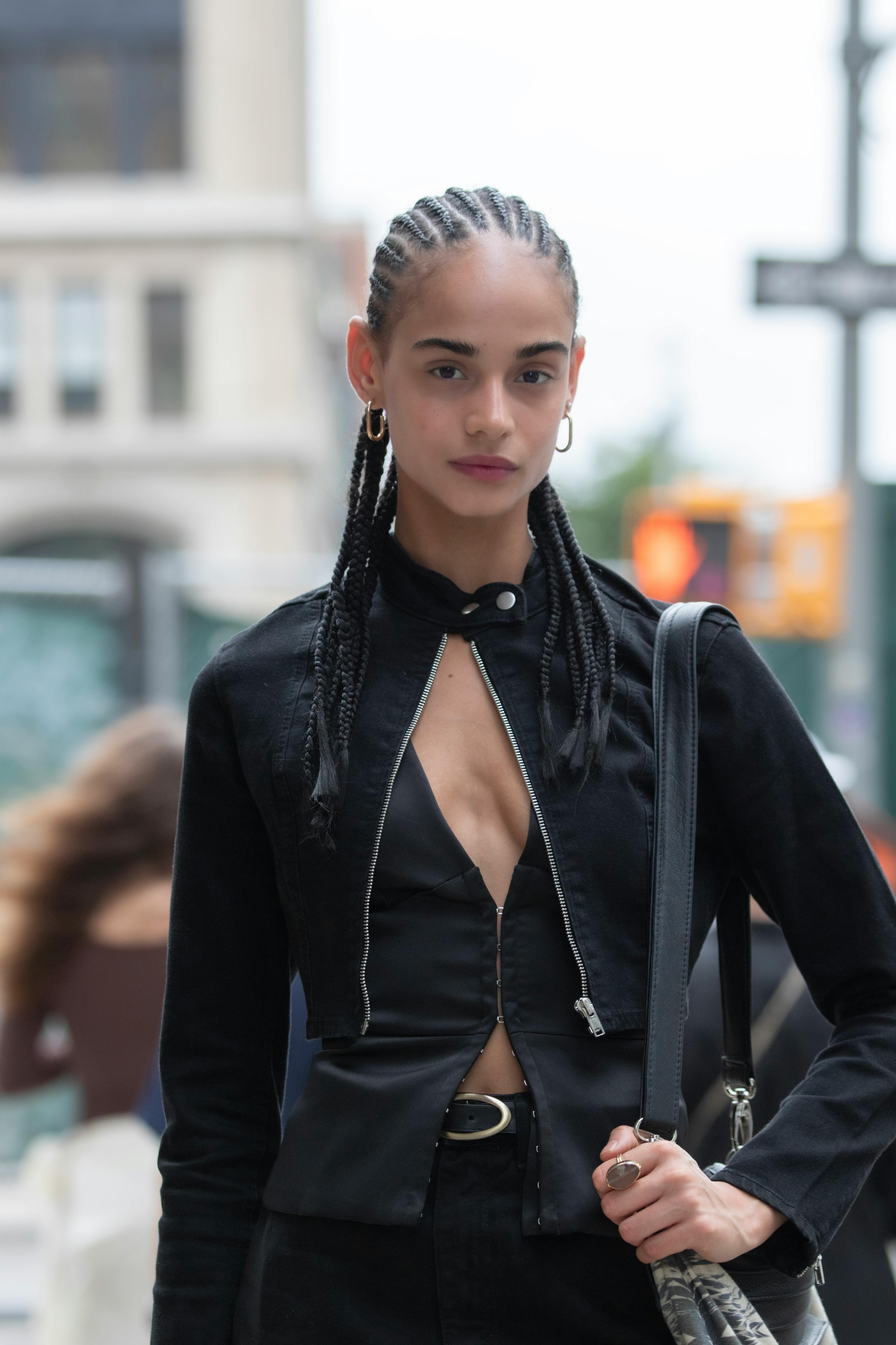gratis Modebewuste vrouw poseert stijlvol op een drukke straat in New York. Stockfoto