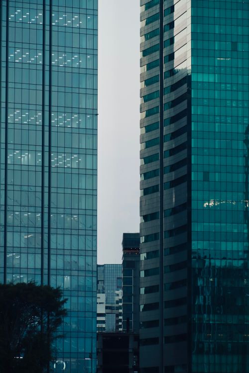Free Tall glass skyscrapers in urban cityscape showcasing modern architecture and design. Stock Photo