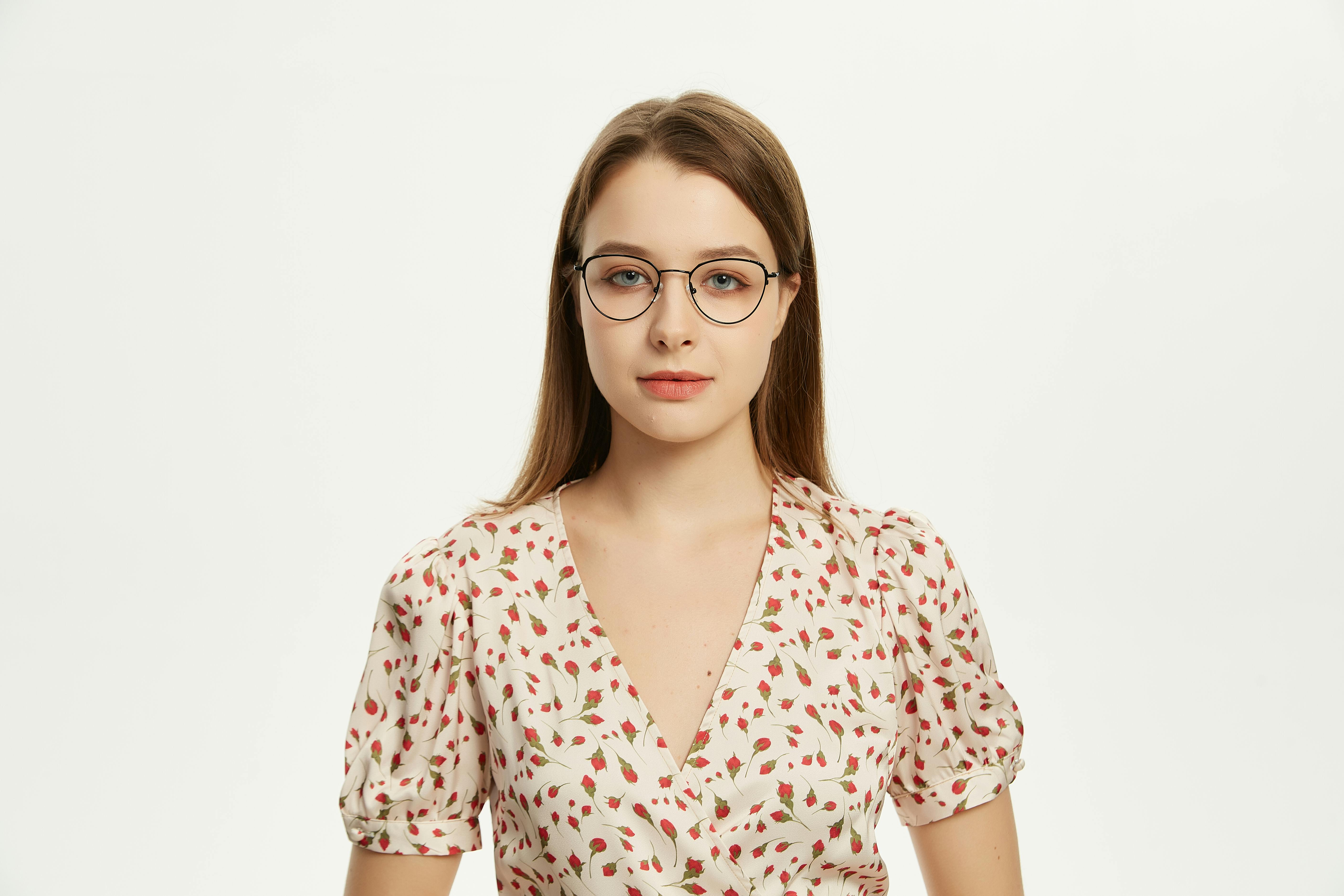ฟรี ภาพผู้หญิงสวมแว่นตาและชุดลายดอกไม้ สะท้อนสไตล์แฟชั่นเรียบง่าย คลังภาพถ่าย