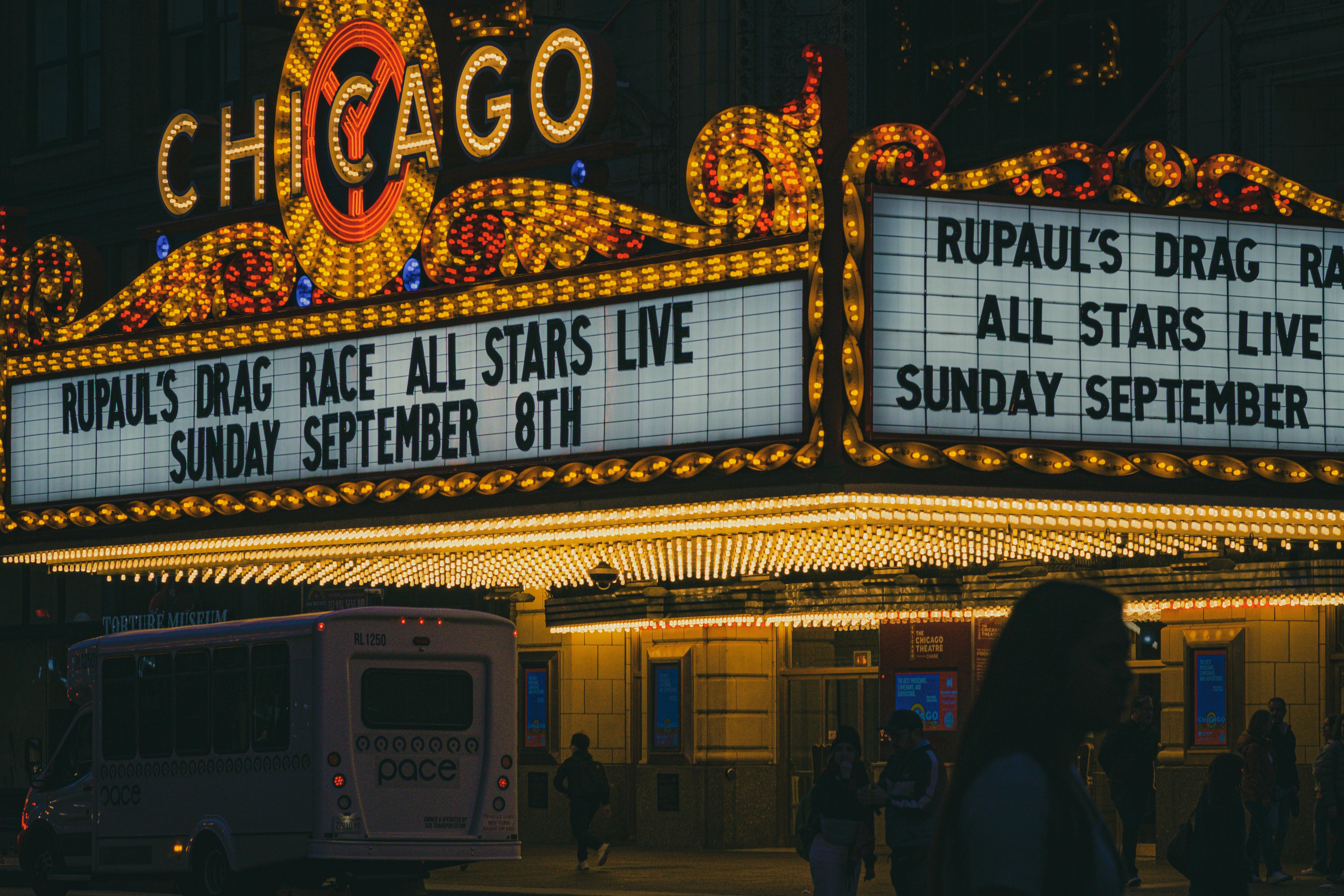 Bezpłatne Napis na tablicy ogłoszeń w Chicago Theatre nocą, reklamujący występ na żywo. Zdjęcie z galerii