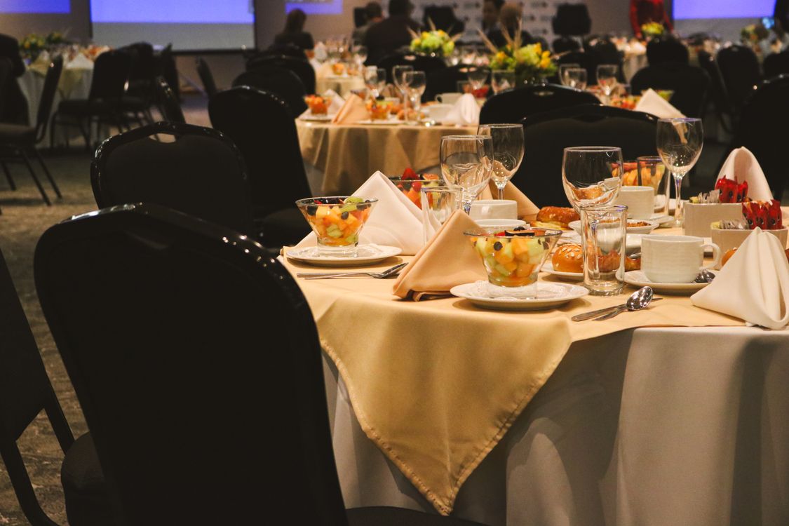 Set Rest Table Elegant Restaurant Table Setting with Fruit Salad · Free Stock Photo