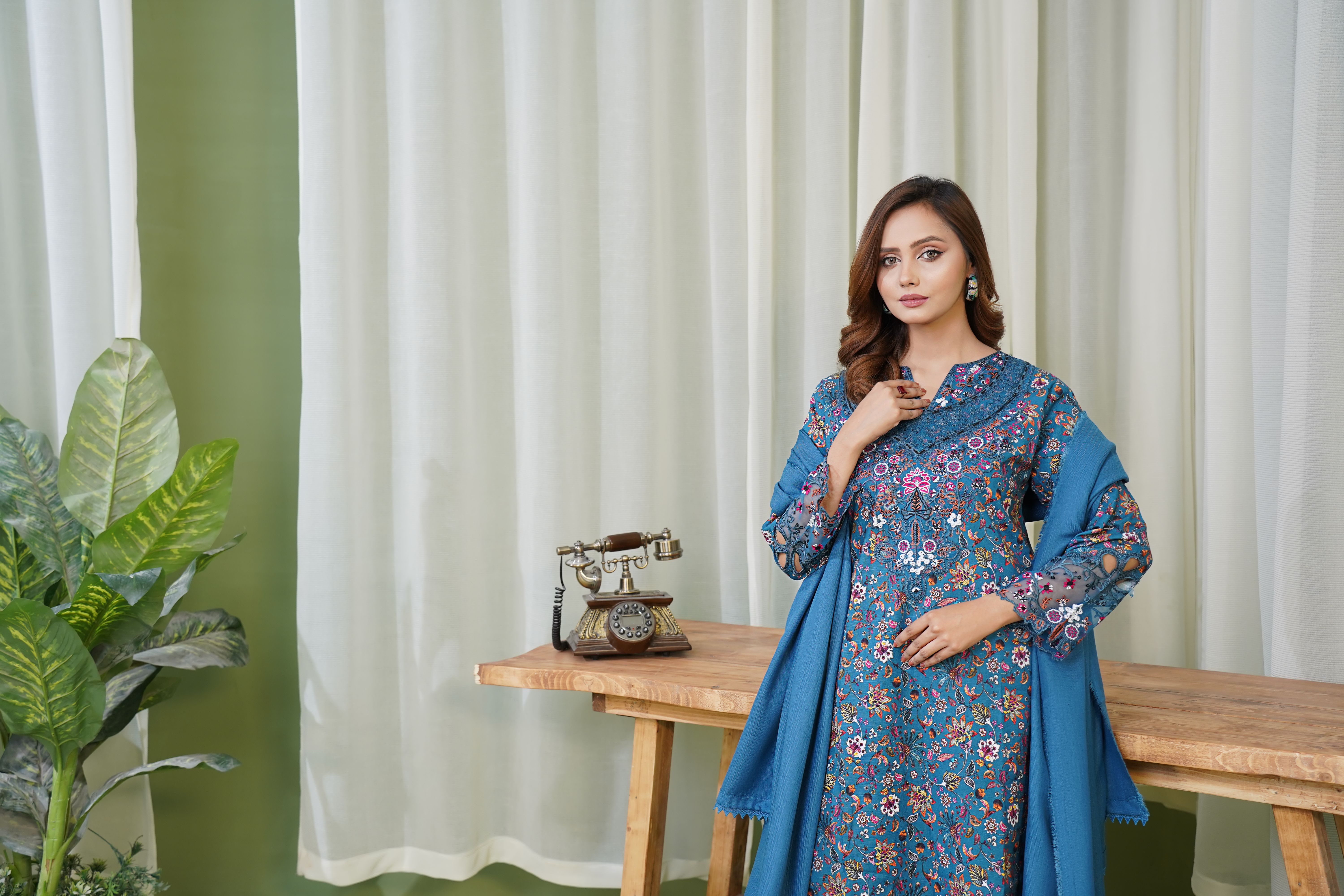 Elegant Pakistani Fashion Portrait in Lahore Studio · Free Stock Photo