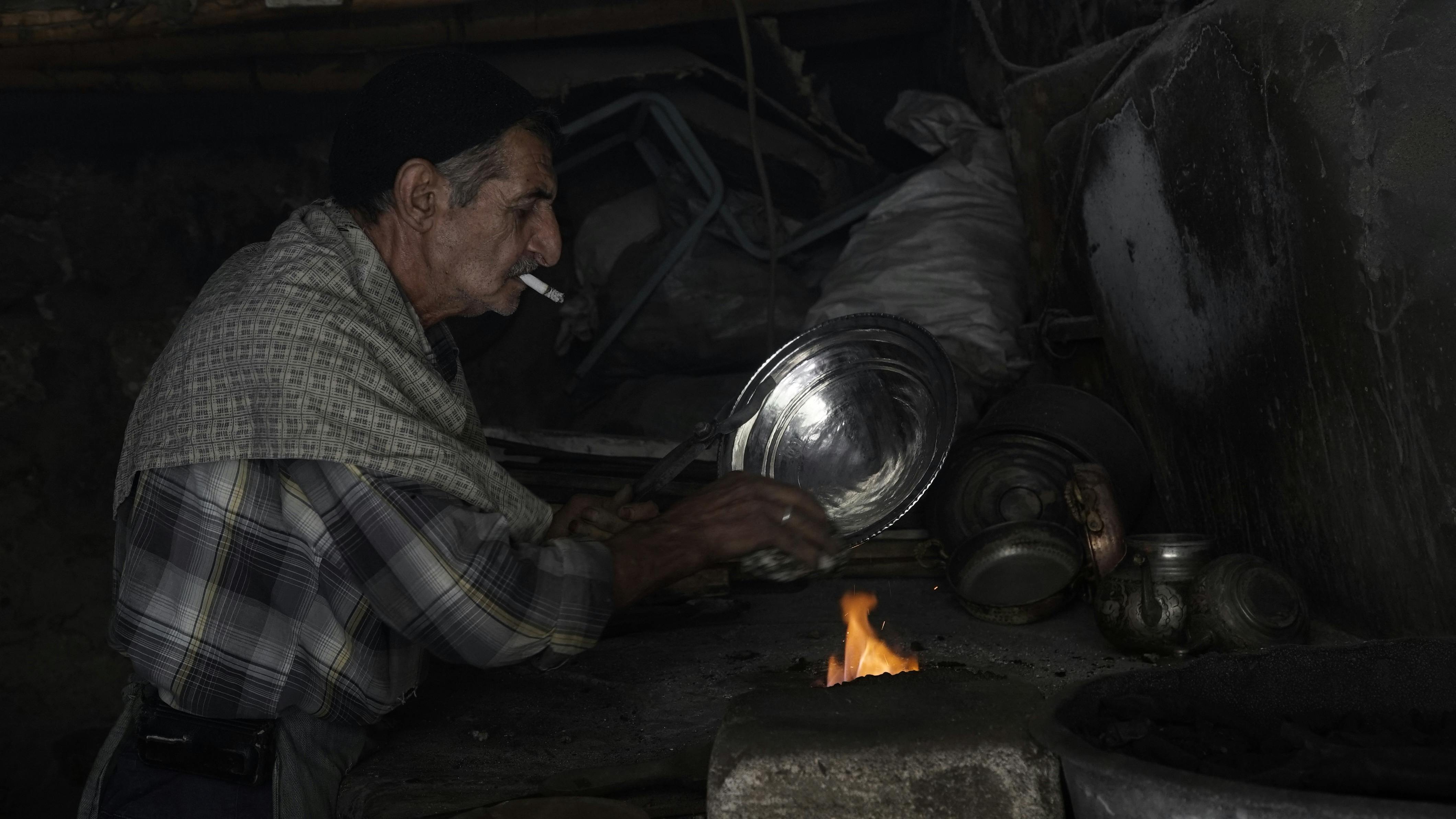 Osmanlı Devleti dönemindeki toprak sistemini, geleneksel tarım yöntemlerini ve köylülerin günlük yaşamını betimleyen tarihi temsilî görsel.