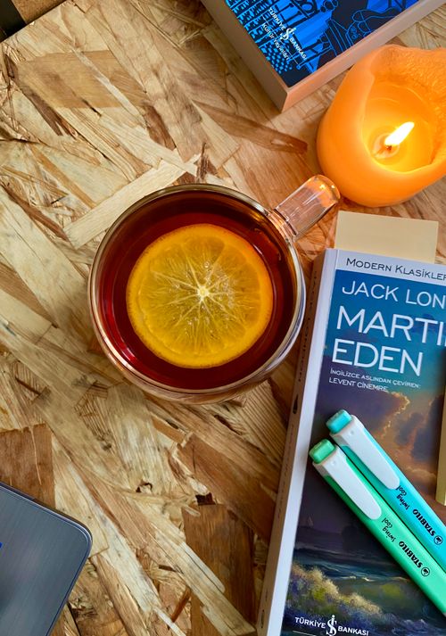 Free A warm, inviting scene of tea and books, perfect for a serene reading session. Stock Photo