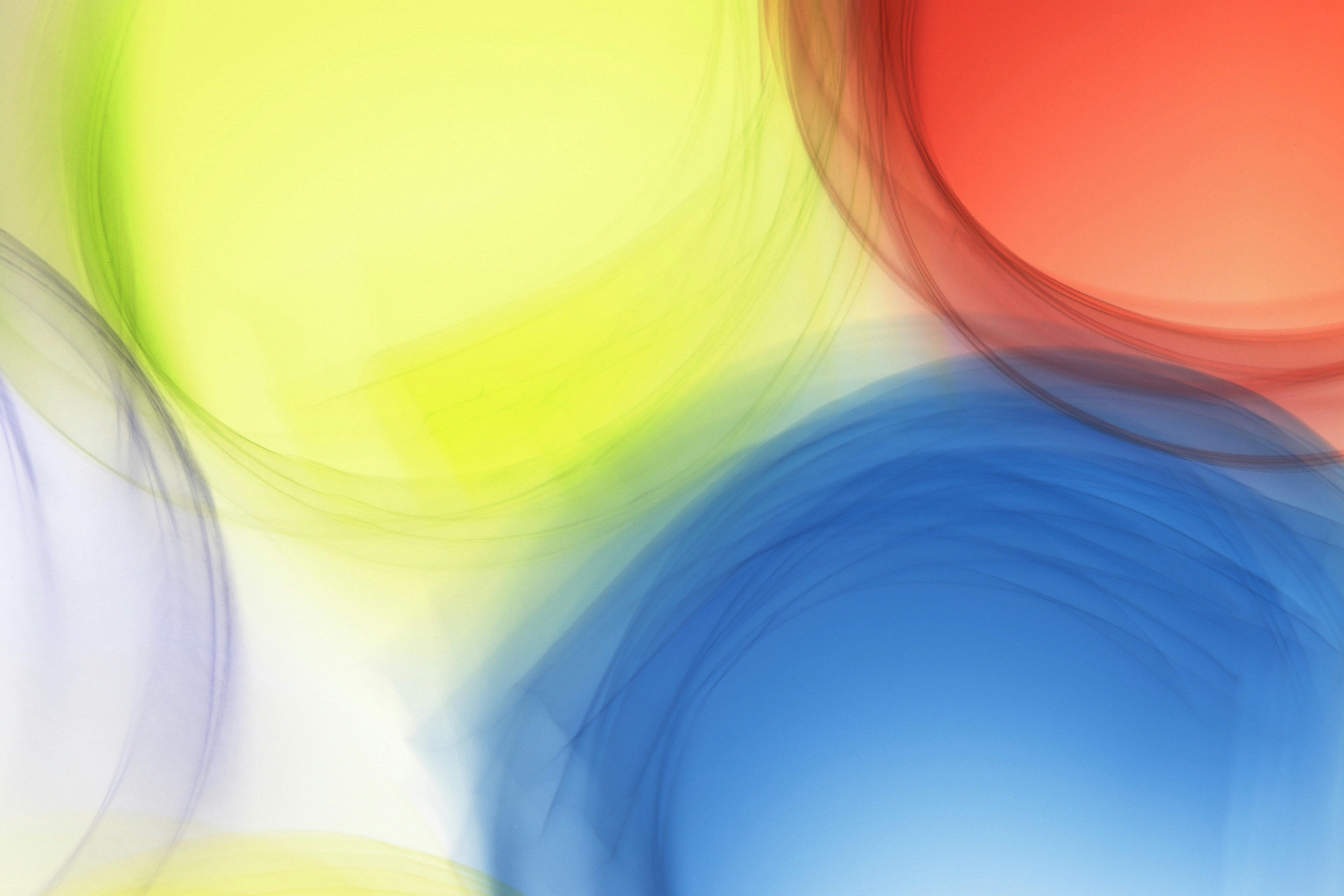 Gratis Imagen abstracta vibrante de círculos coloridos superpuestos que crean un efecto de movimiento dinámico. Foto de stock