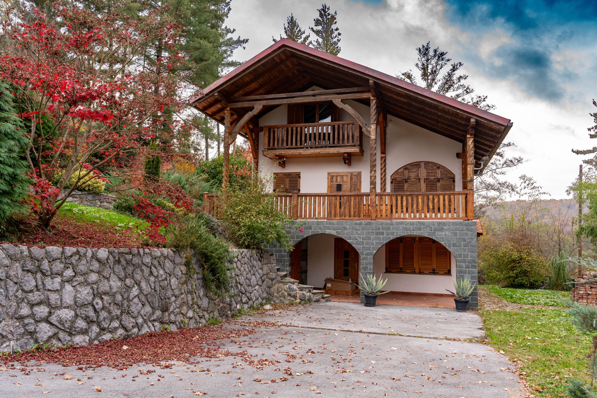 Chalet chaleureux en bois entouré d'arbres aux couleurs d'automne
