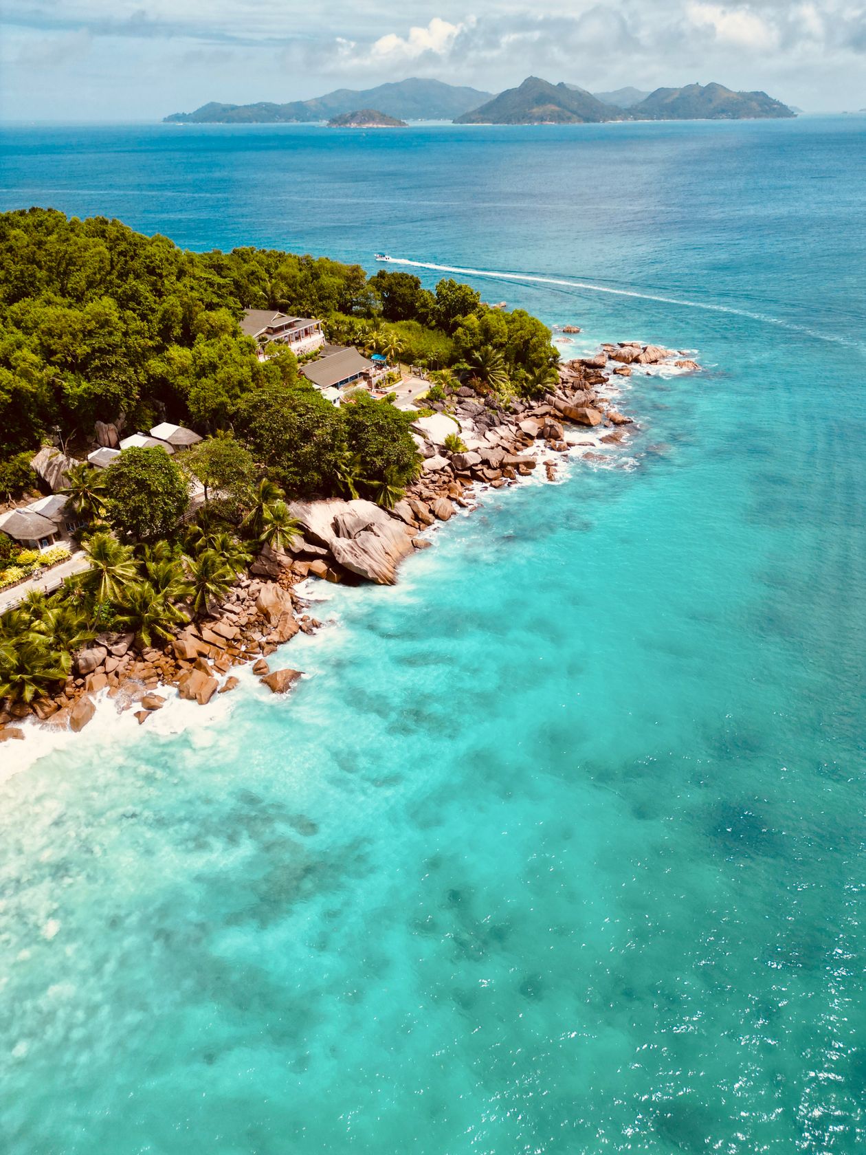 Bờ biển Seychelles nhìn từ trên cao với làn nước xanh ngọc