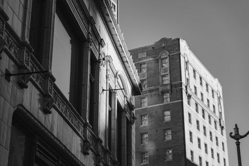 Free Black and white capture of historic buildings showcasing architectural details in Seattle. Stock Photo