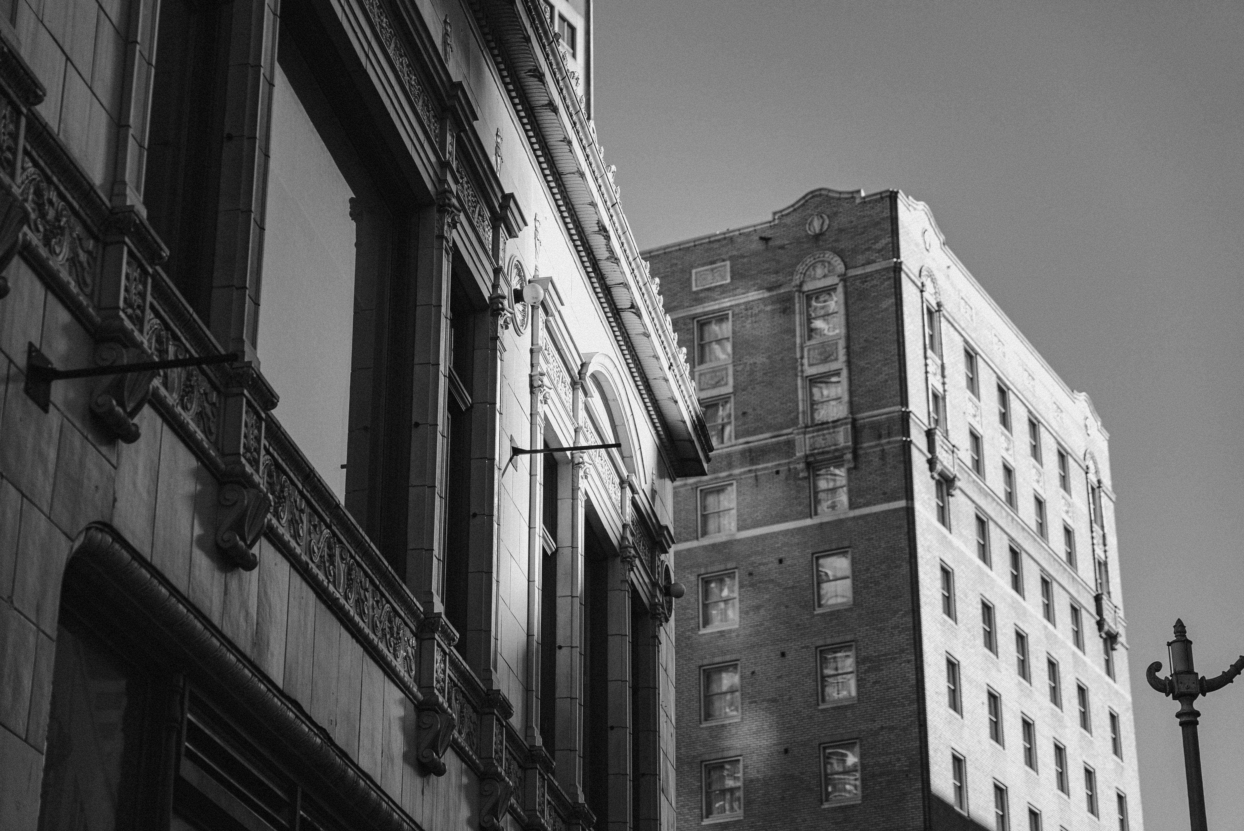 Gratis Sort og hvidt billede af historiske bygninger, der viser arkitektoniske detaljer i Seattle. Lagerfoto