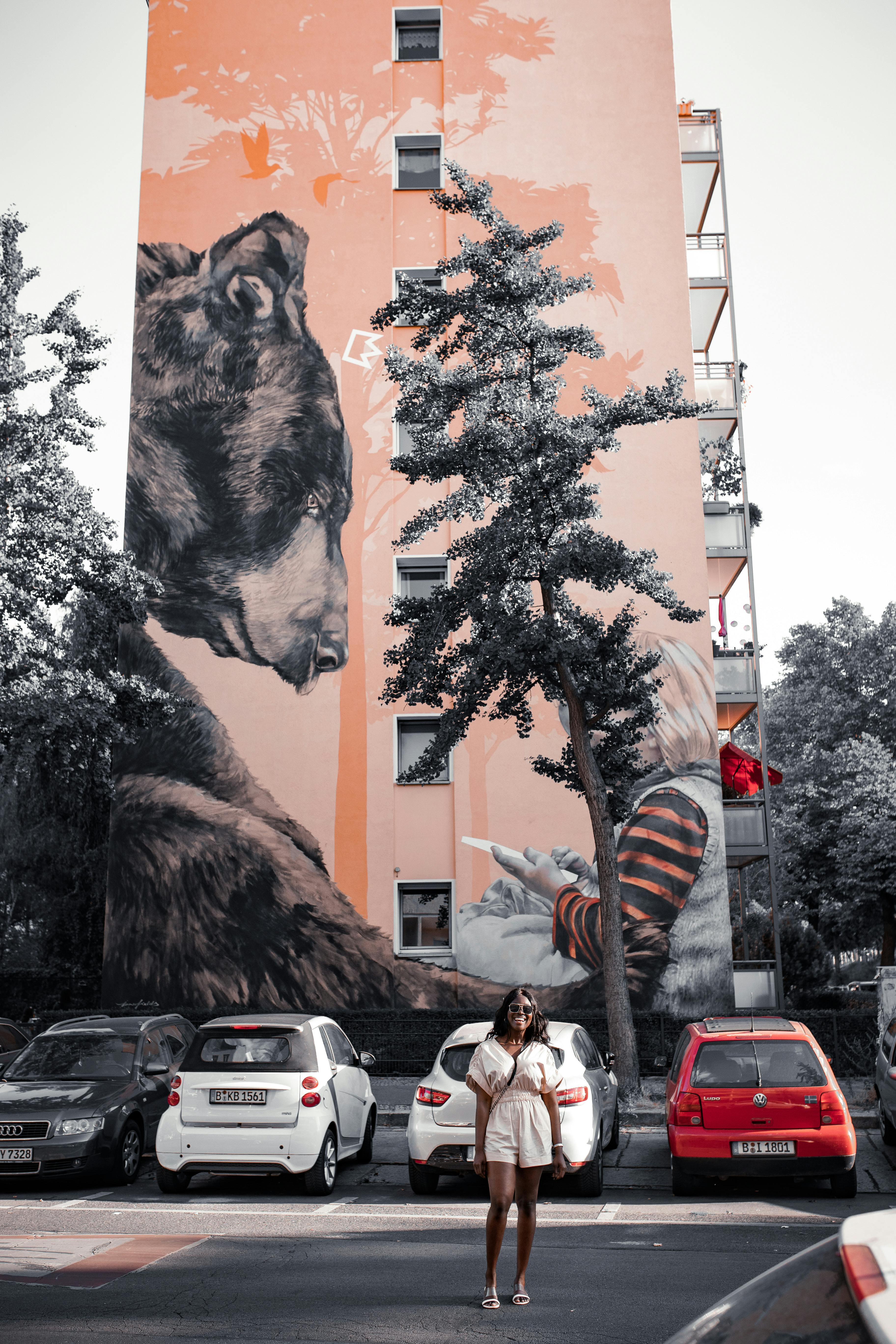 (Video) Imens portret al campionului David Popovici pictat pe un bloc din Timișoara