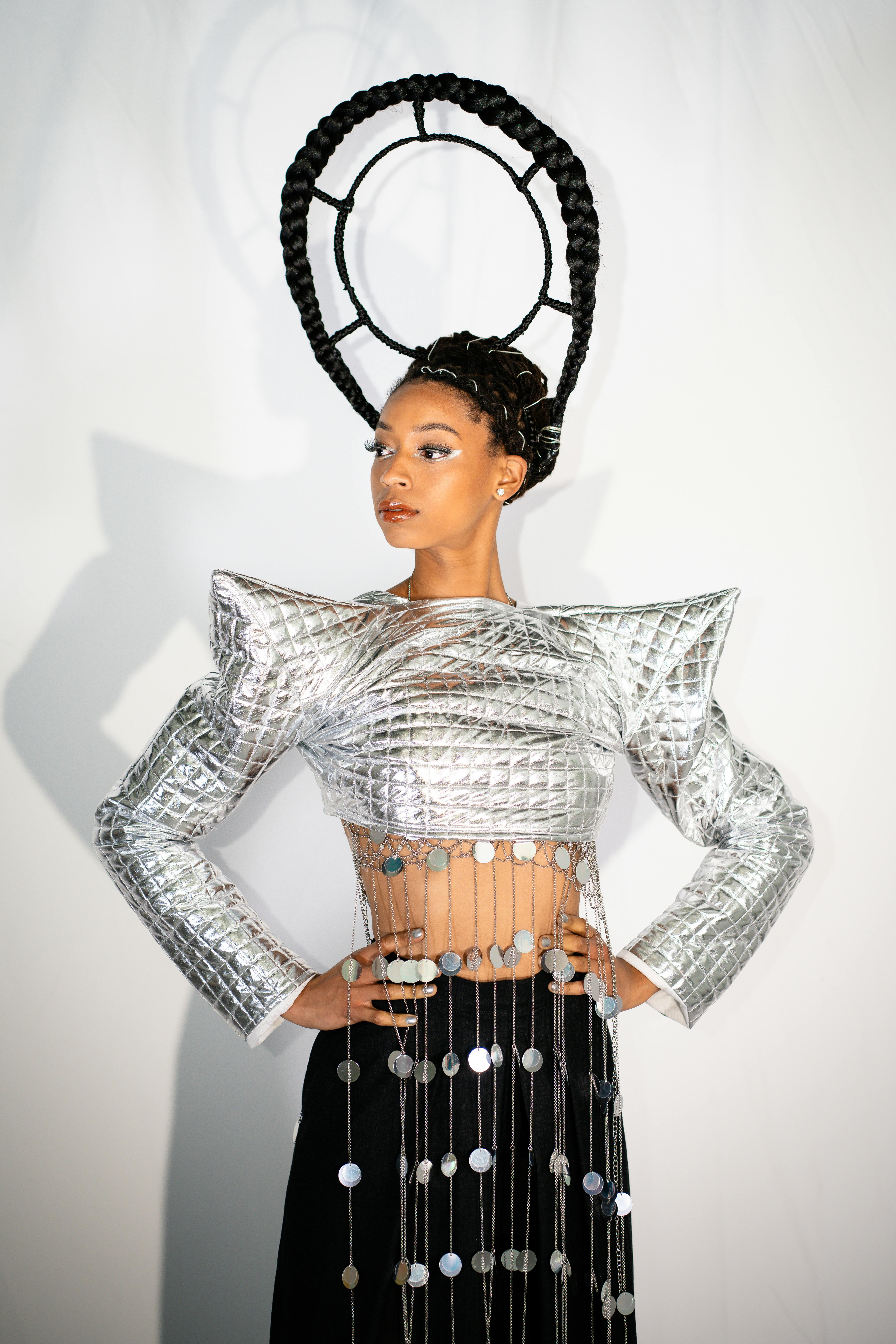 gratis Foto van een model in avant-gardestijl met metalen kleding en een uniek kapsel. Stockfoto